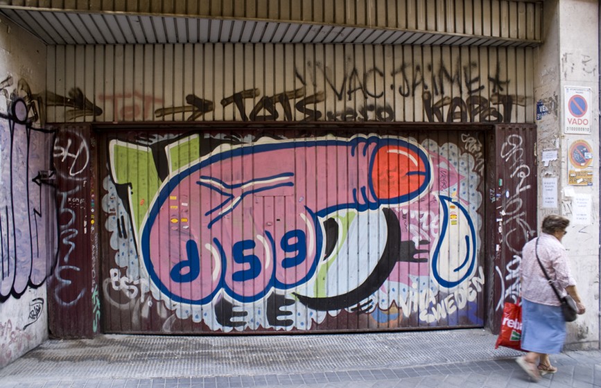 Тёлка рисует граффити и трахается с двумя копами